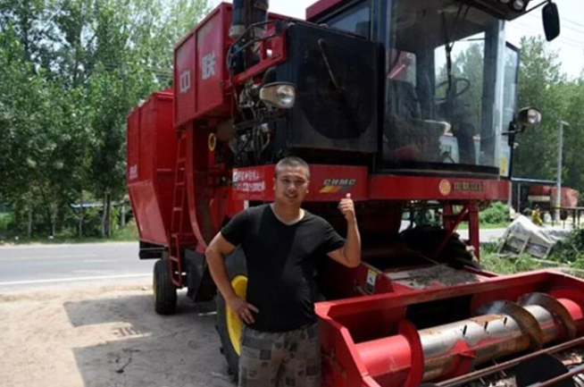 開封通許朱先生購中聯(lián)收獲4HZJ-2500自走式花生撿拾收獲