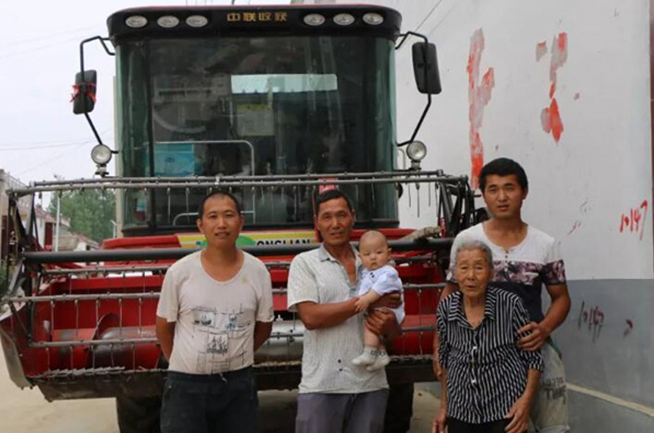駐馬店苑先生采購(gòu)鄭州中聯(lián)4HZJ-2500自走式花生撿拾收獲
